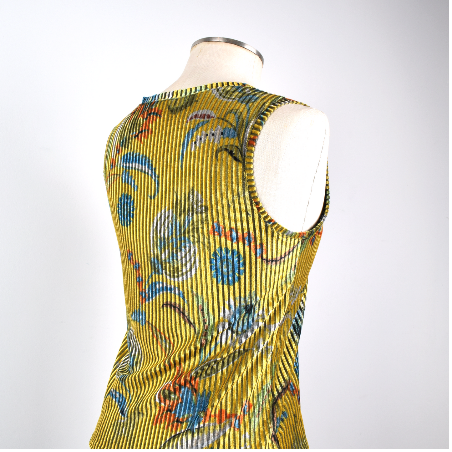 Top Velvet Dorada con Flores