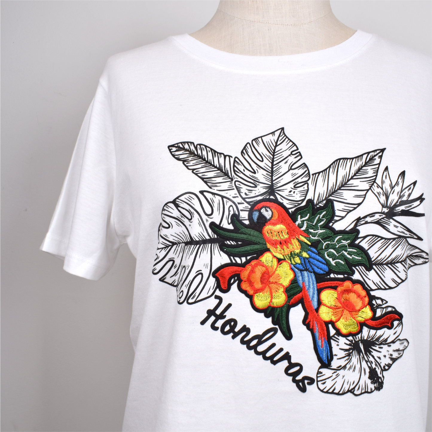 Guacamaya Tropical Bordada Honduras Camiseta Mujer
