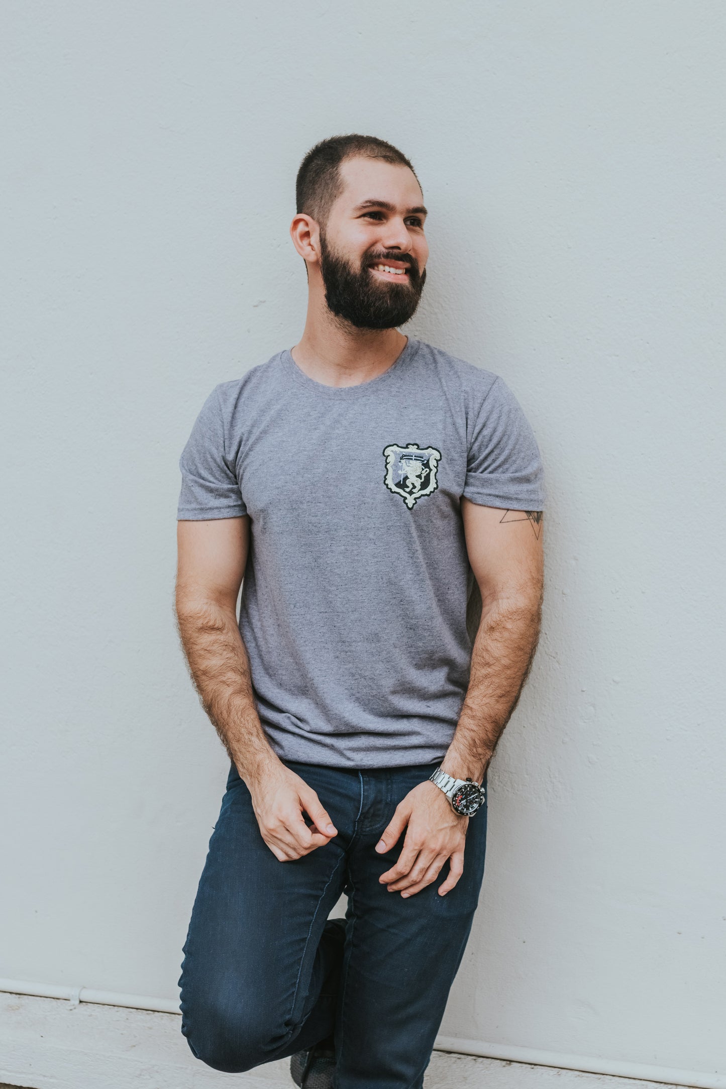 Escudo Gris Bordado T-shirt