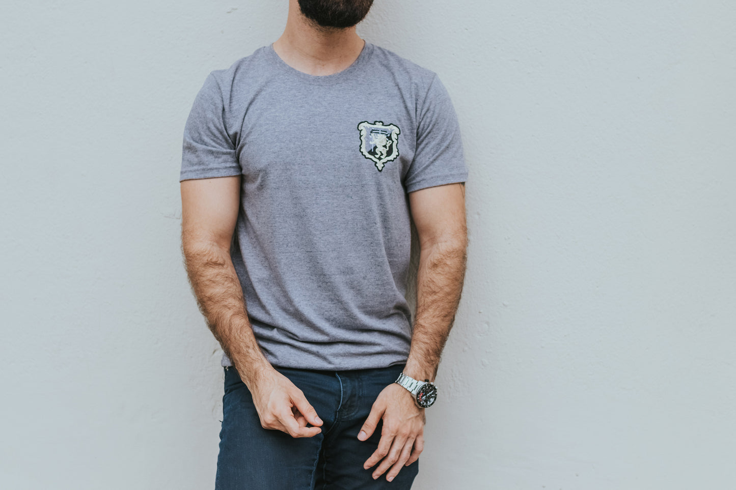 Escudo Gris Bordado T-shirt