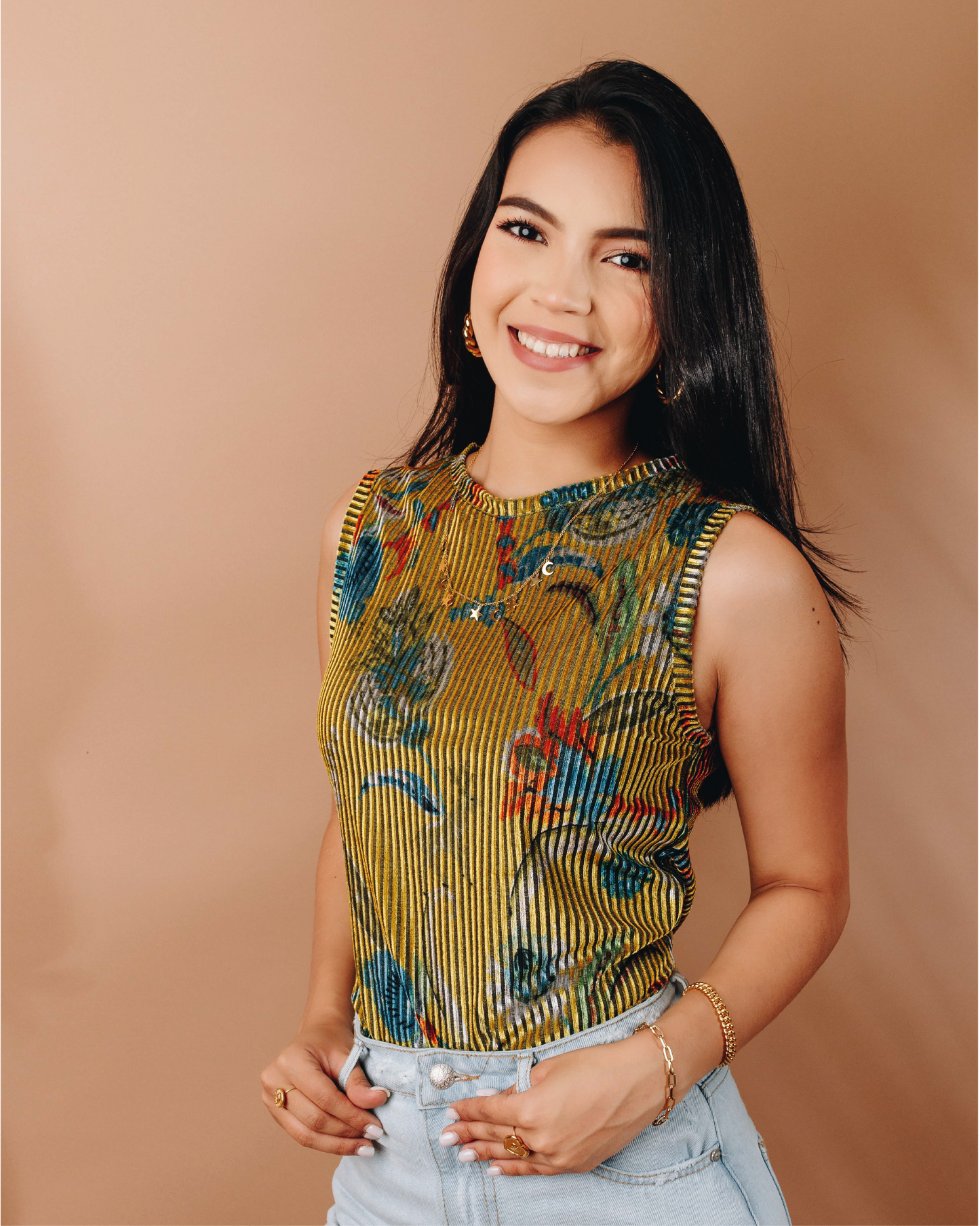 Top Velvet Dorada con Flores