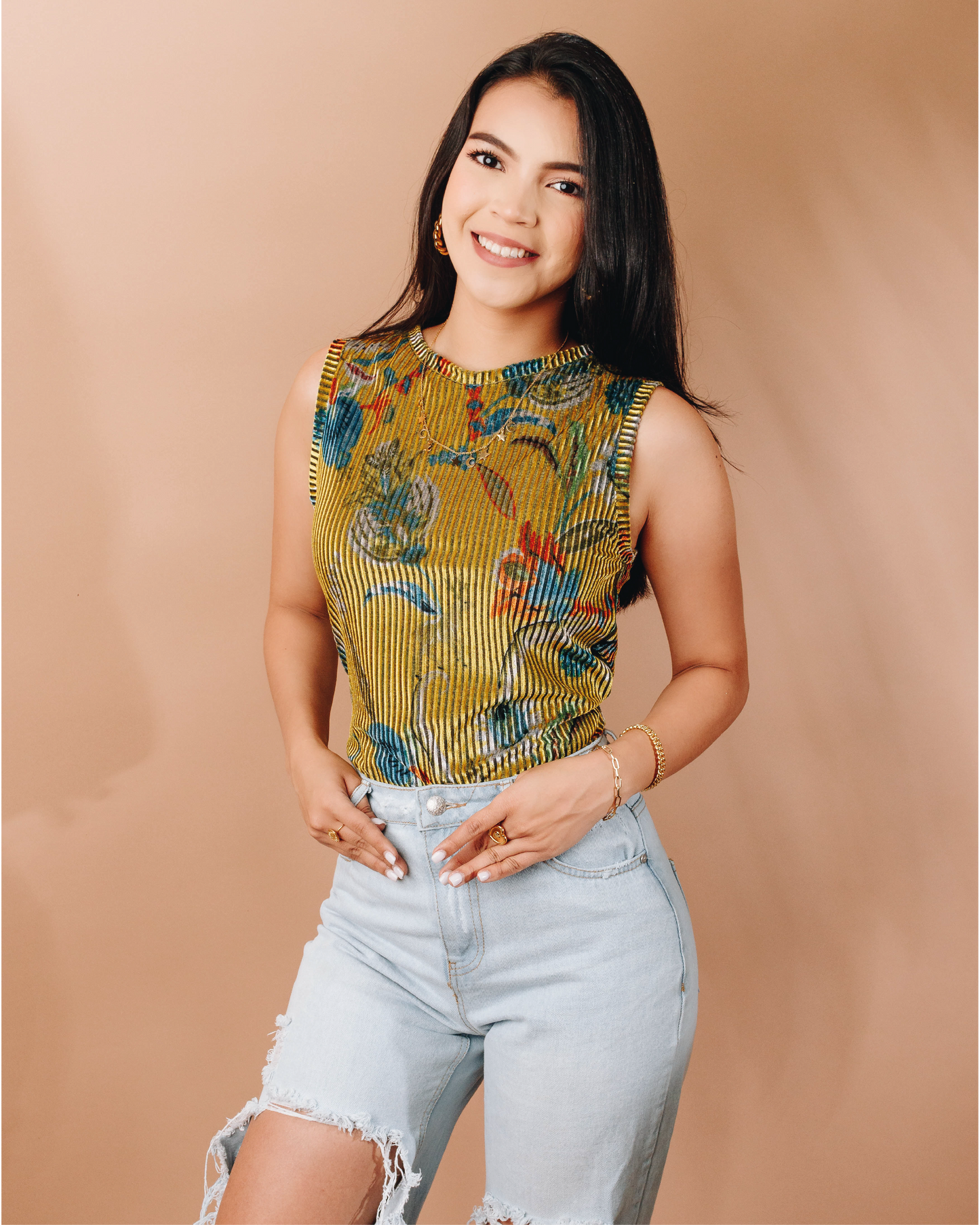 Top Velvet Dorada con Flores