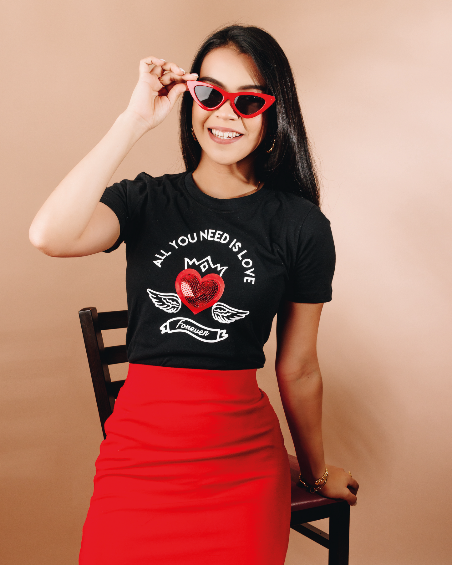 All you need is love camiseta corazón lentejuelas