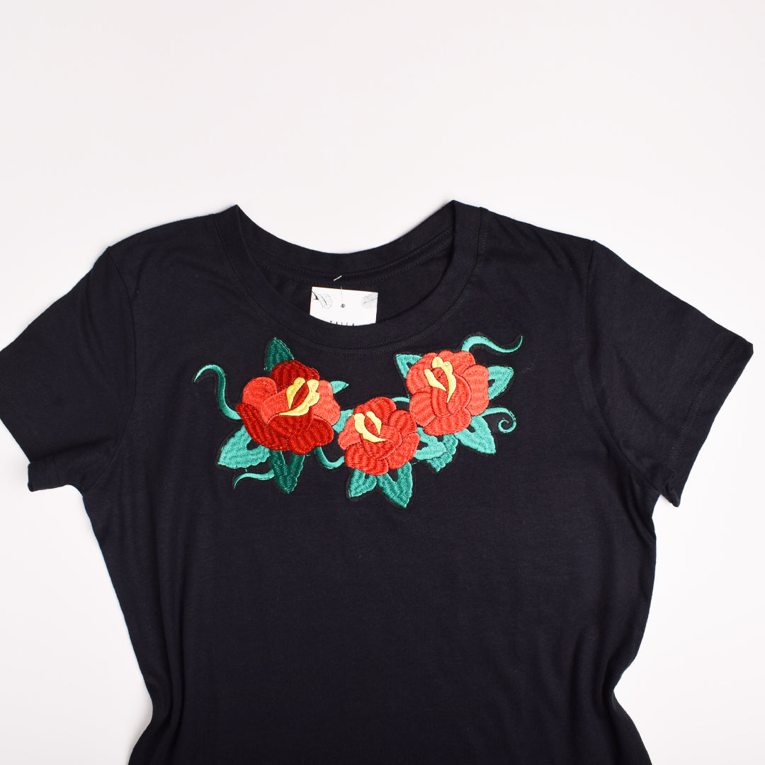 T-Shirt Rosas Bordadas Cuello