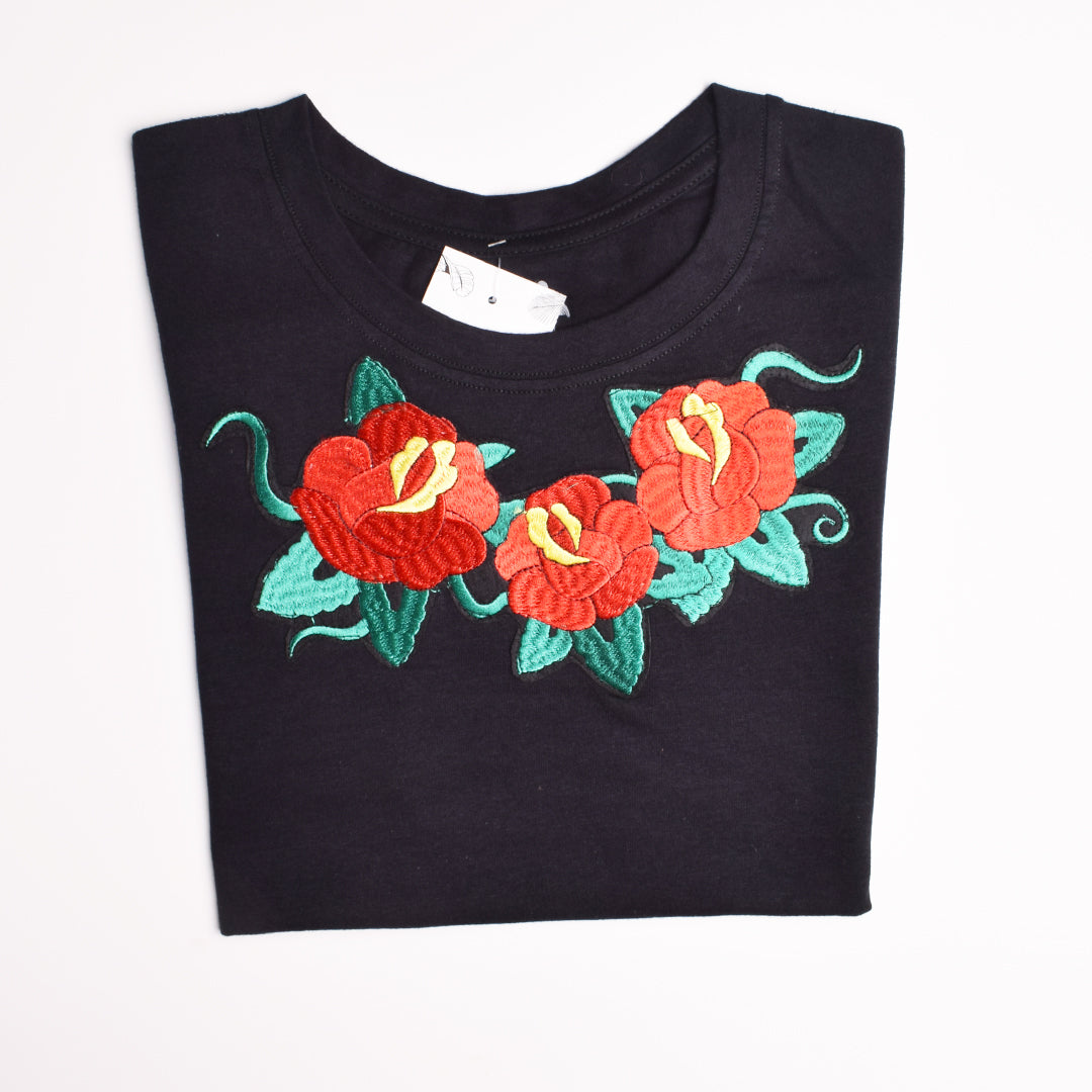 T-Shirt Rosas Bordadas Cuello