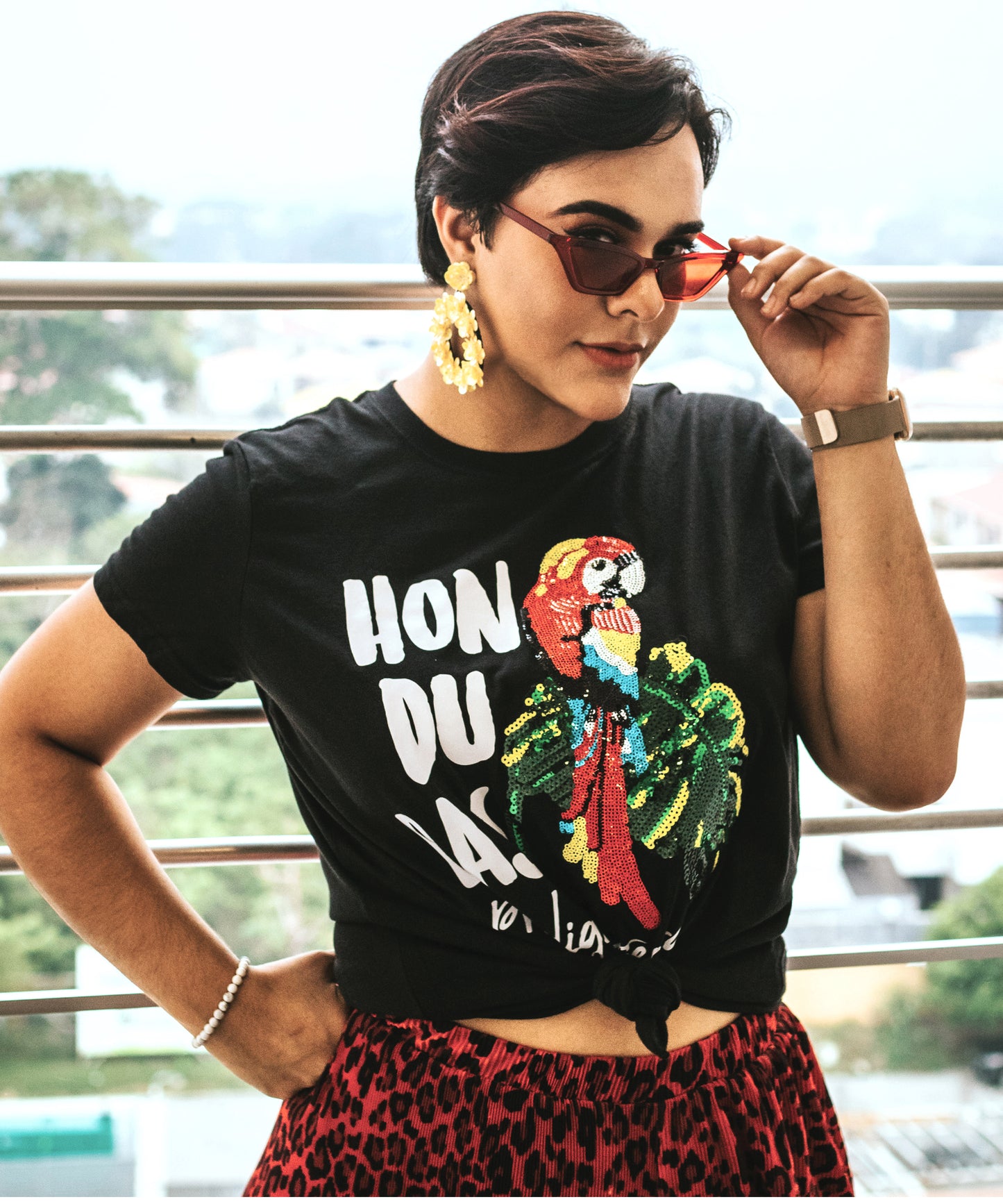 Pródiga Tierra Guacamaya Lentejuelas Camiseta Mujer