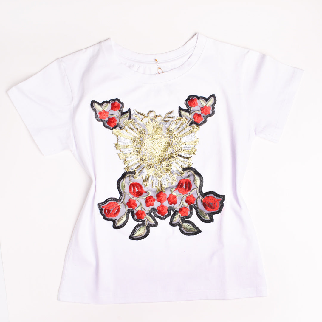 Corazón Dorado Bordado con Rosas Rojas T-shirt