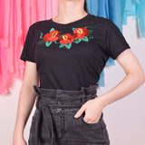 T-Shirt Rosas Bordadas Cuello