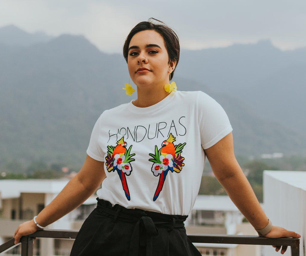 Guacamayas Bordadas Camiseta Mujer – Rosa Flamingo