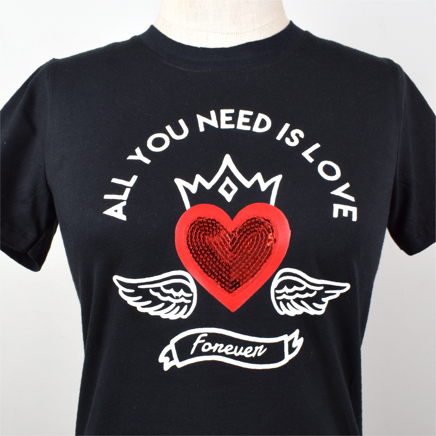 All you need is love camiseta corazón lentejuelas